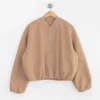Campera bomber oversized de paño color camel con cuello tejido ribb y cierre frontal