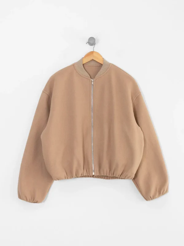 Campera bomber oversized de paño color camel con cuello tejido ribb y cierre frontal